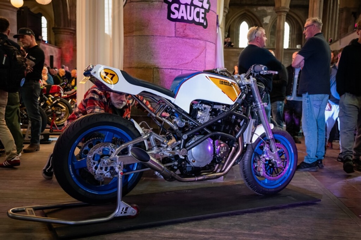 这辆 Harris 77 是一款残酷的街头霸王,配备铃木 GSX-R1100 发动机、130 马力和豪华部件