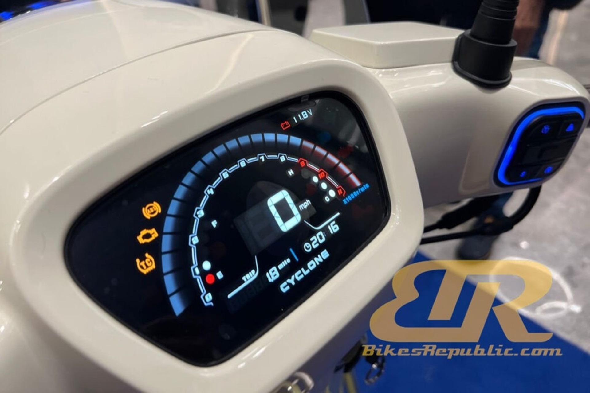 Cyclone RT250E:新型 250 cc 复古踏板车,具有 25 马力和大量设备