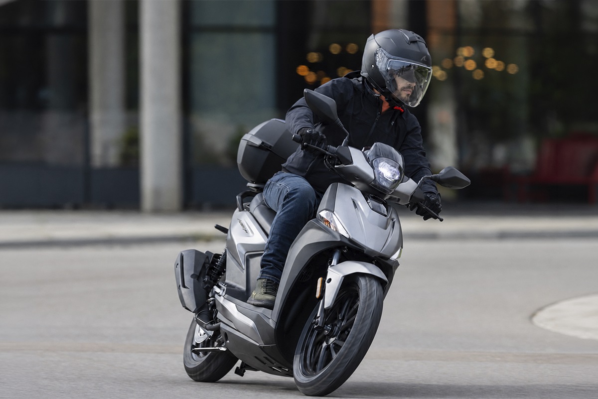 西班牙 KYMCO 加入了带有“Calculo y Reduzco”官方印章的中小企业小团体