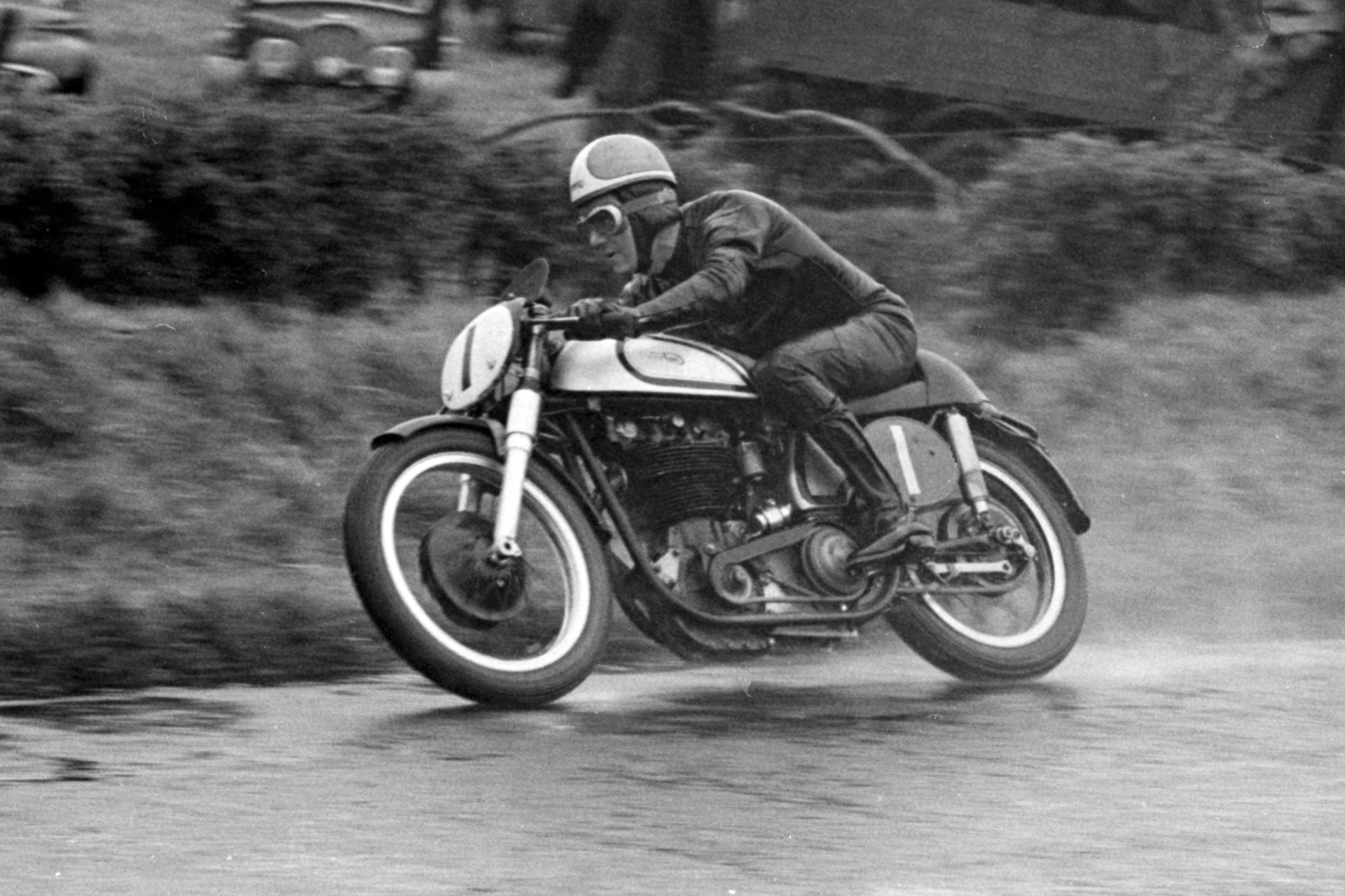Norton 和 Works Racing 驾驶历史悠久的 Manx 30M 参加 2026 年古德伍德复兴赛