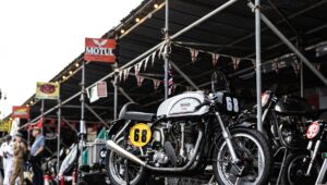 诺顿在古德伍德重振传奇：1953 年 Manx 30M 73 年后重返赛场