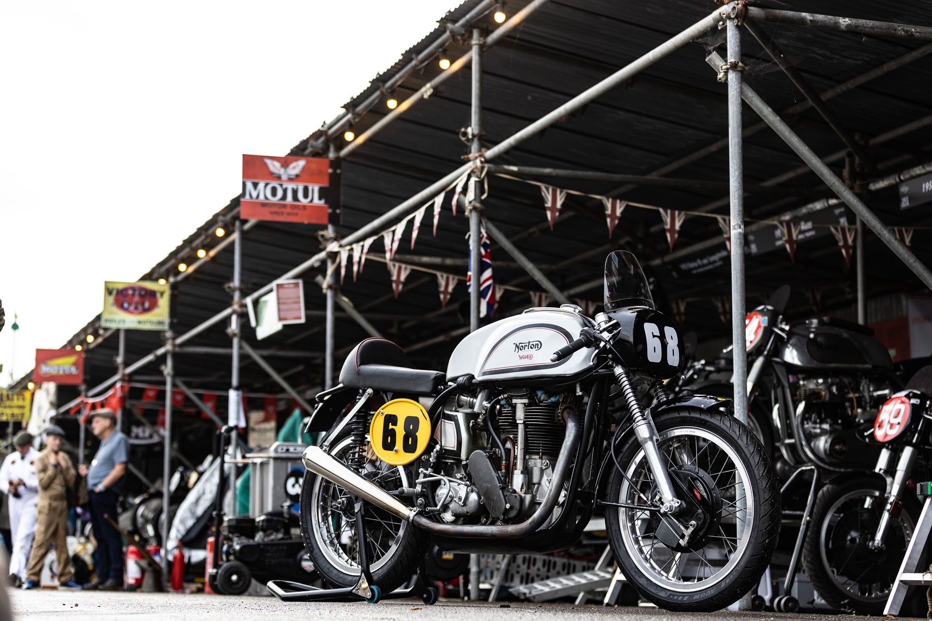 诺顿在古德伍德重振传奇:1953 年 Manx 30M 73 年后重返赛场