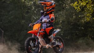 新款 KTM SX-E 2.12 希望成为未来的骑手学校：电动、轻型且配备 12 英寸车轮