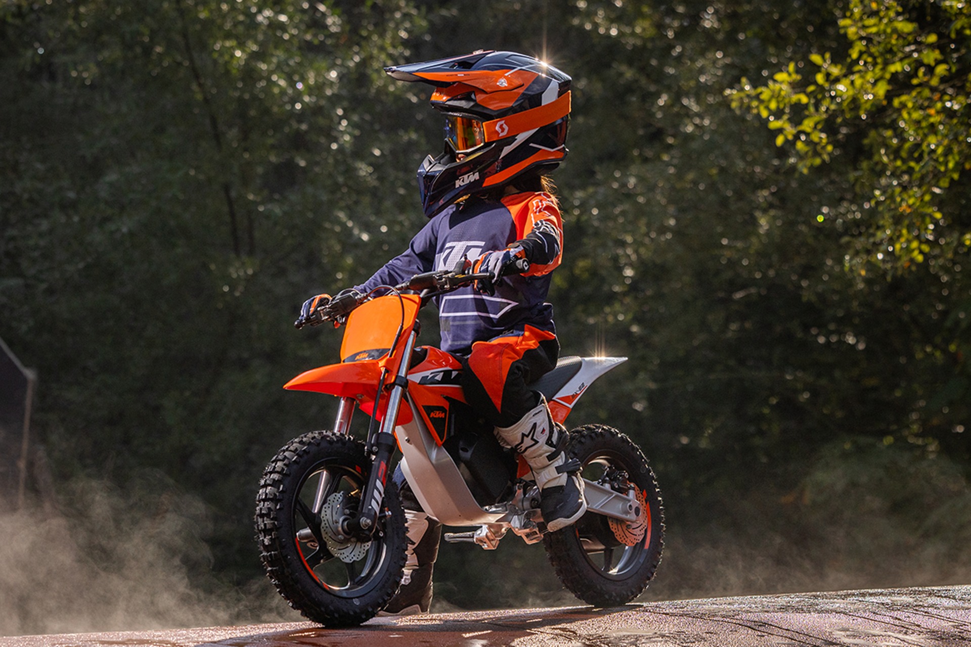 新款 KTM SX-E 2.12 希望成为未来的骑手学校:电动、轻型且配备 12 英寸车轮