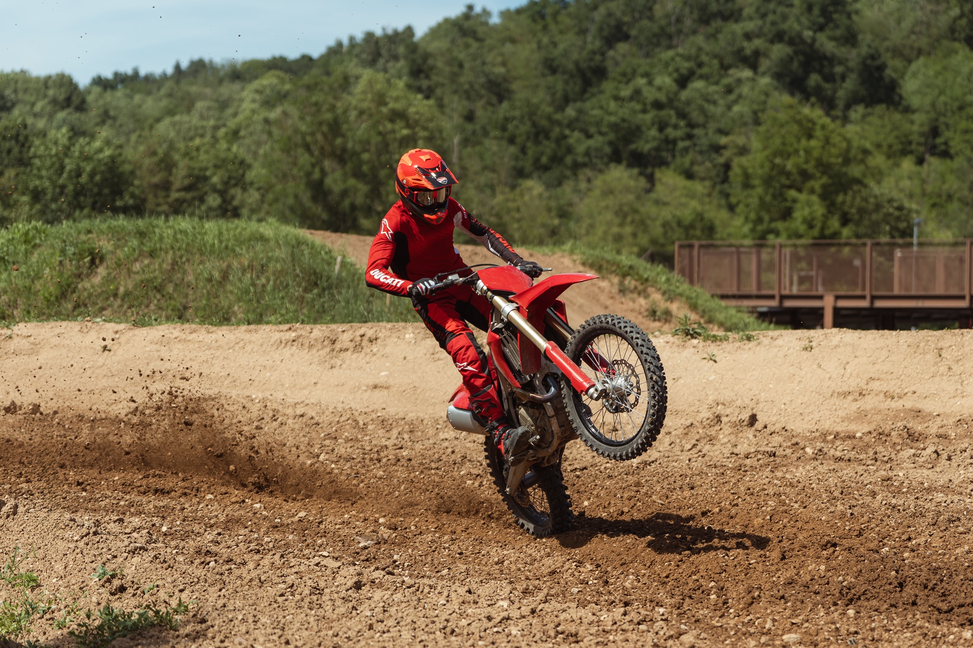 杜卡迪 Desmo450 MX 2027 系列:更多功能和更好的人体工程学设计,可改善骑行体验