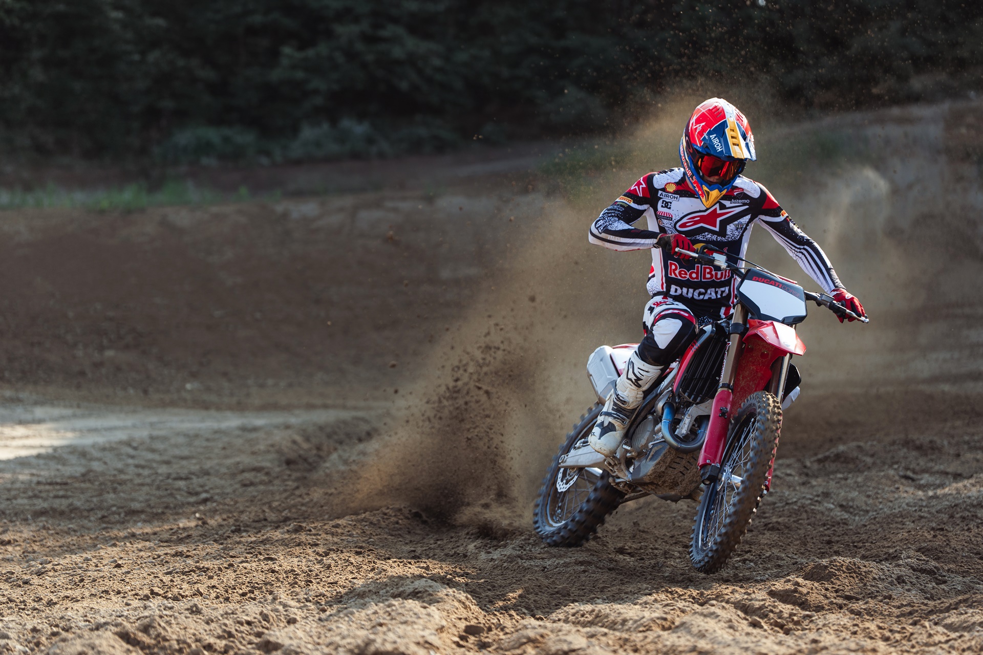 杜卡迪 Desmo450 MX 2027 系列:更多功能和更好的人体工程学设计,可改善骑行体验