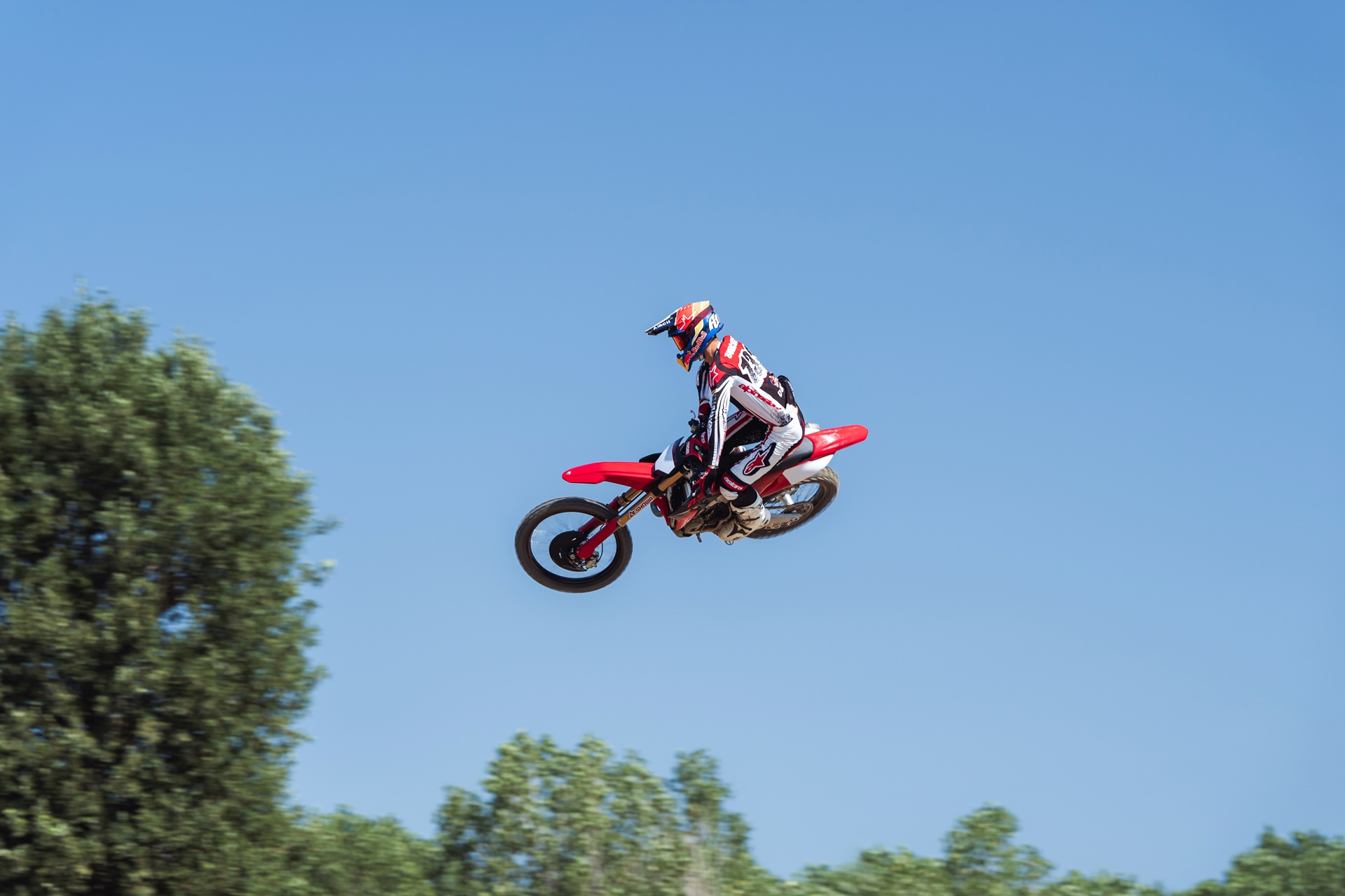 杜卡迪 Desmo450 MX 2027 系列:更多功能和更好的人体工程学设计,可改善骑行体验
