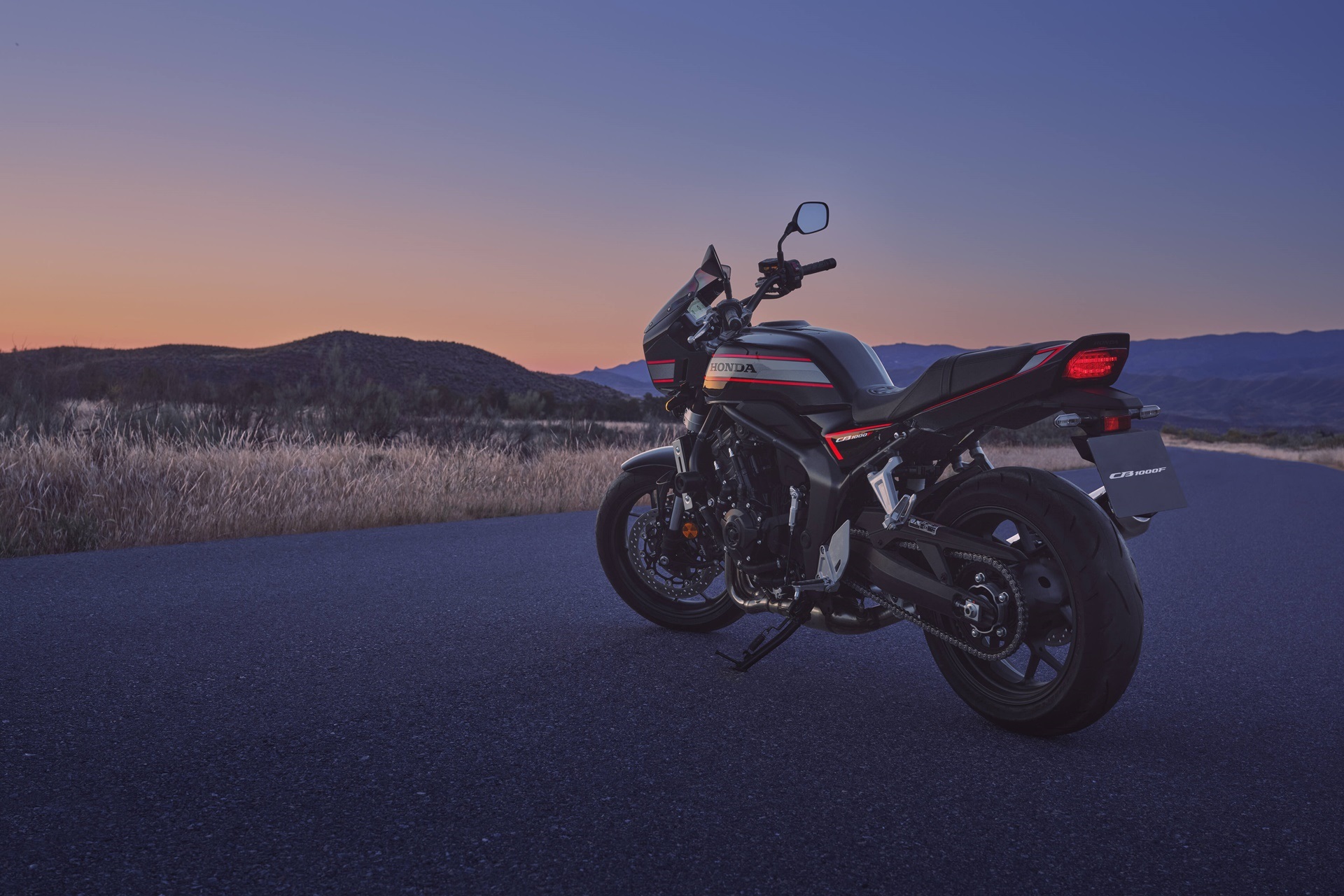 CB1000F背后的故事:复古本质的裸露和竞赛中诞生的美学