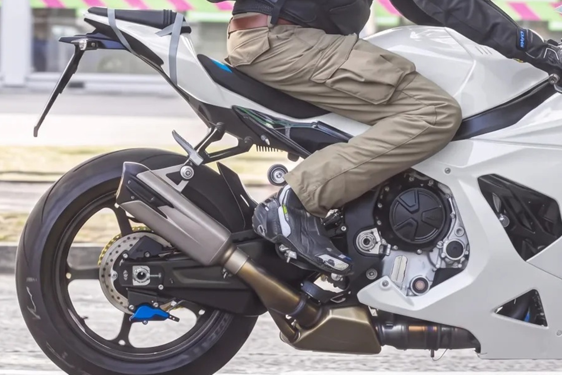 未来的 BMW S 1000 RR 2027 已经指向杜卡迪 Panigale V4,并进行了这些重要的改变