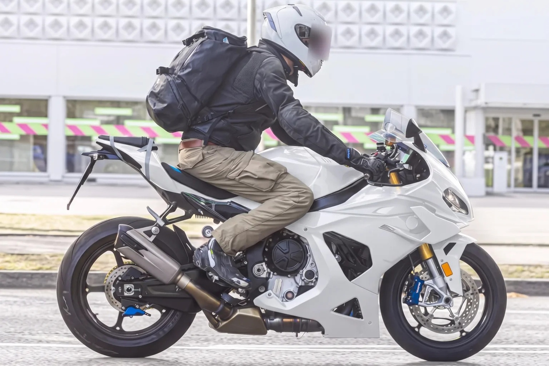 未来的 BMW S 1000 RR 2027 已经指向杜卡迪 Panigale V4,并进行了这些重要的改变