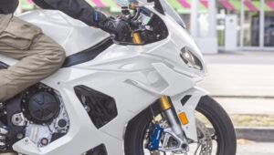 未来的 BMW S 1000 RR 2027 已经指向杜卡迪 Panigale V4，并进行了这些重要的改变