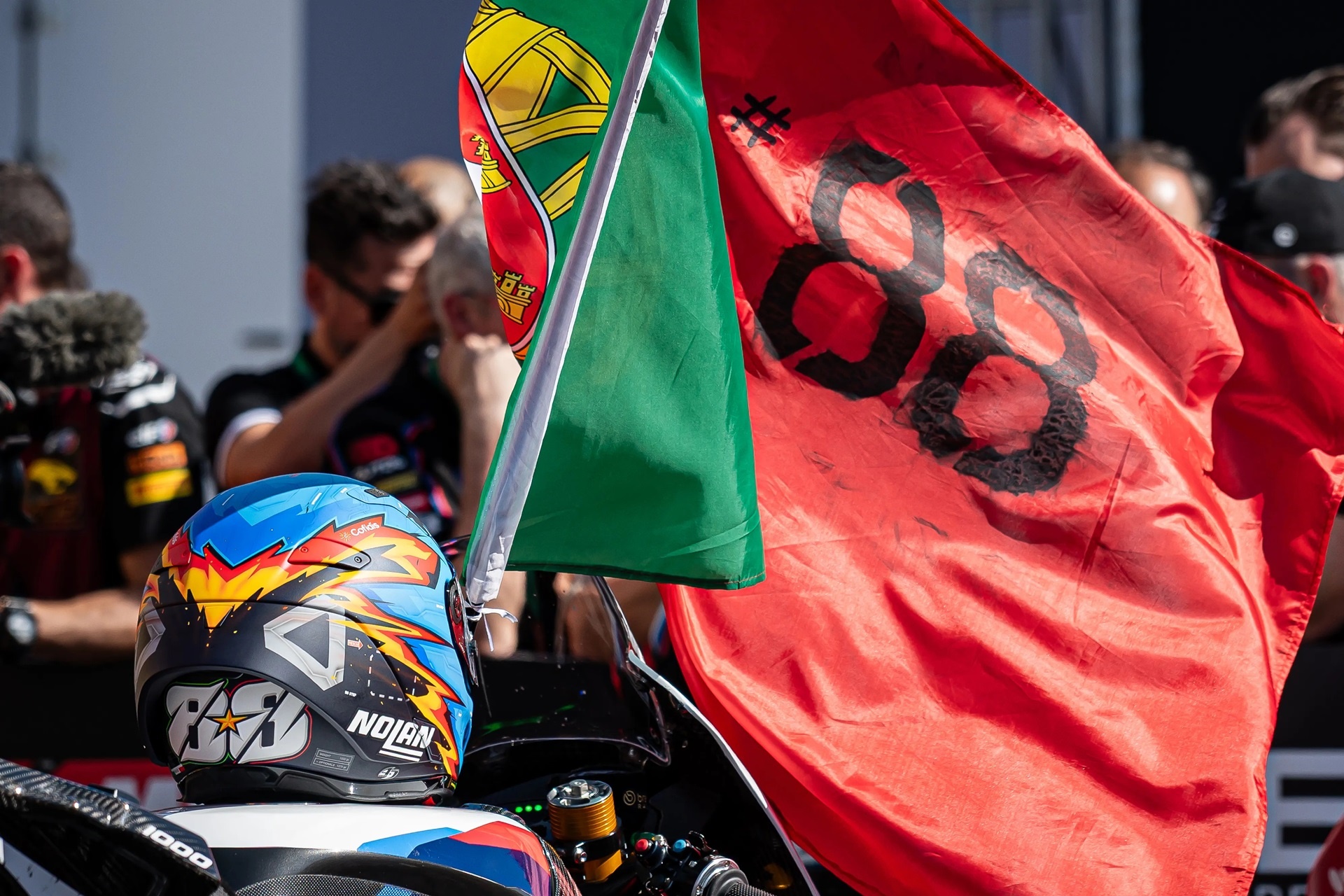Nolan X-804 RS Ultra Carbon Oliveira 复刻版:“诞生于赛道。专为骑手而设计”