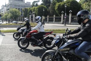 Bajaj 在其 Pulsar 系列中向我们提供了三项进军裸体运动领域的建议