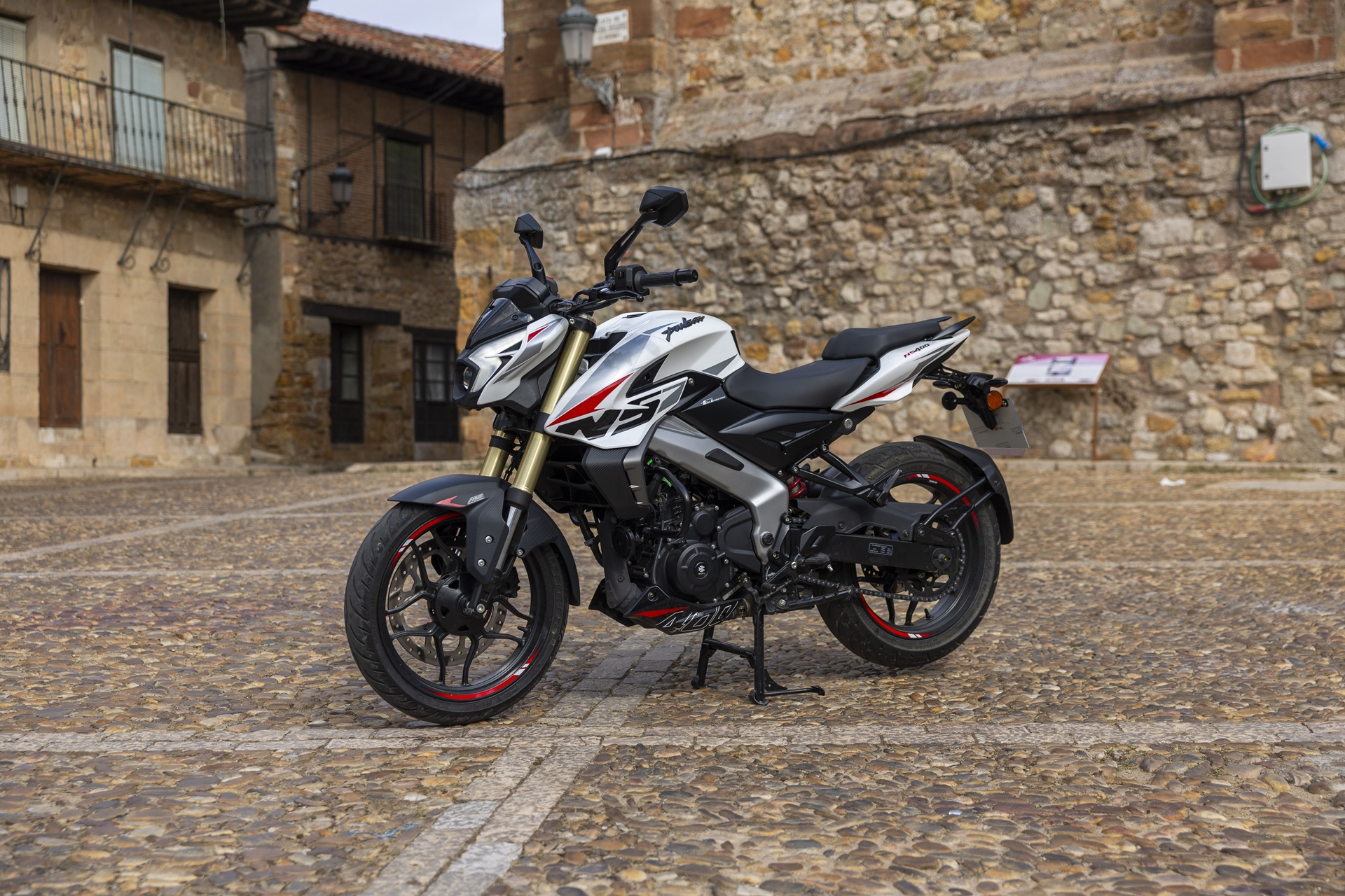 与 Bajaj 同行 您真的需要 400 cc 以上吗？