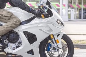 未来的 BMW S 1000 RR 2027 已经指向杜卡迪 Panigale V4,并进行了这些重要的改变