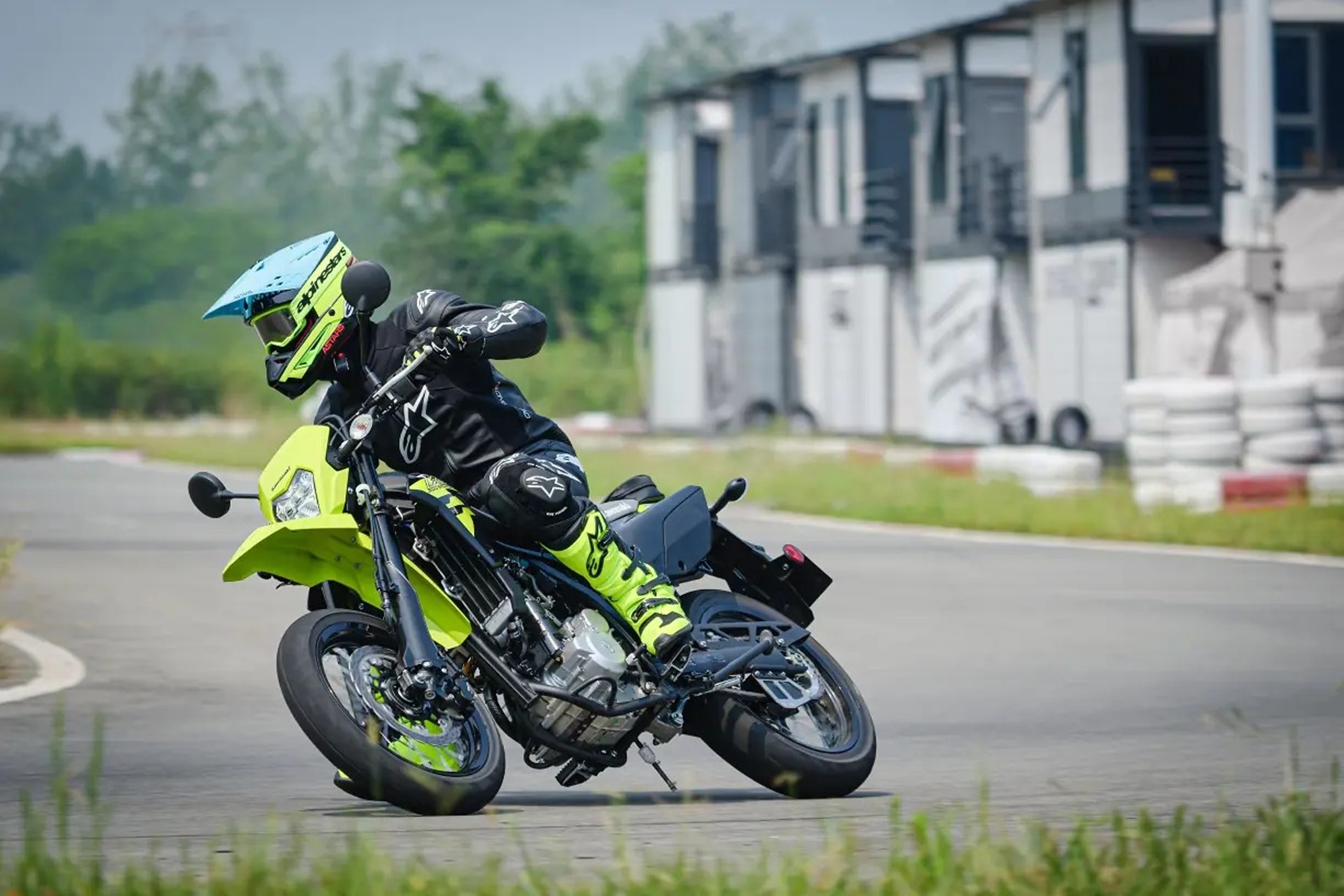 川崎推出全新 KLX300 2027 系列,共有四种型号可供选择