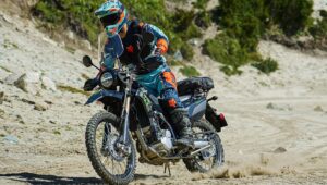 川崎推出 KLX300 XPL ABS，一款具有经典美学和冒险装备的越野自行车