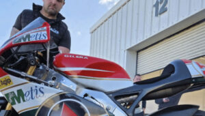 Michael Dunlop 打算用一辆西蒙切利颜色的 Gilera 250 GP 做什么？