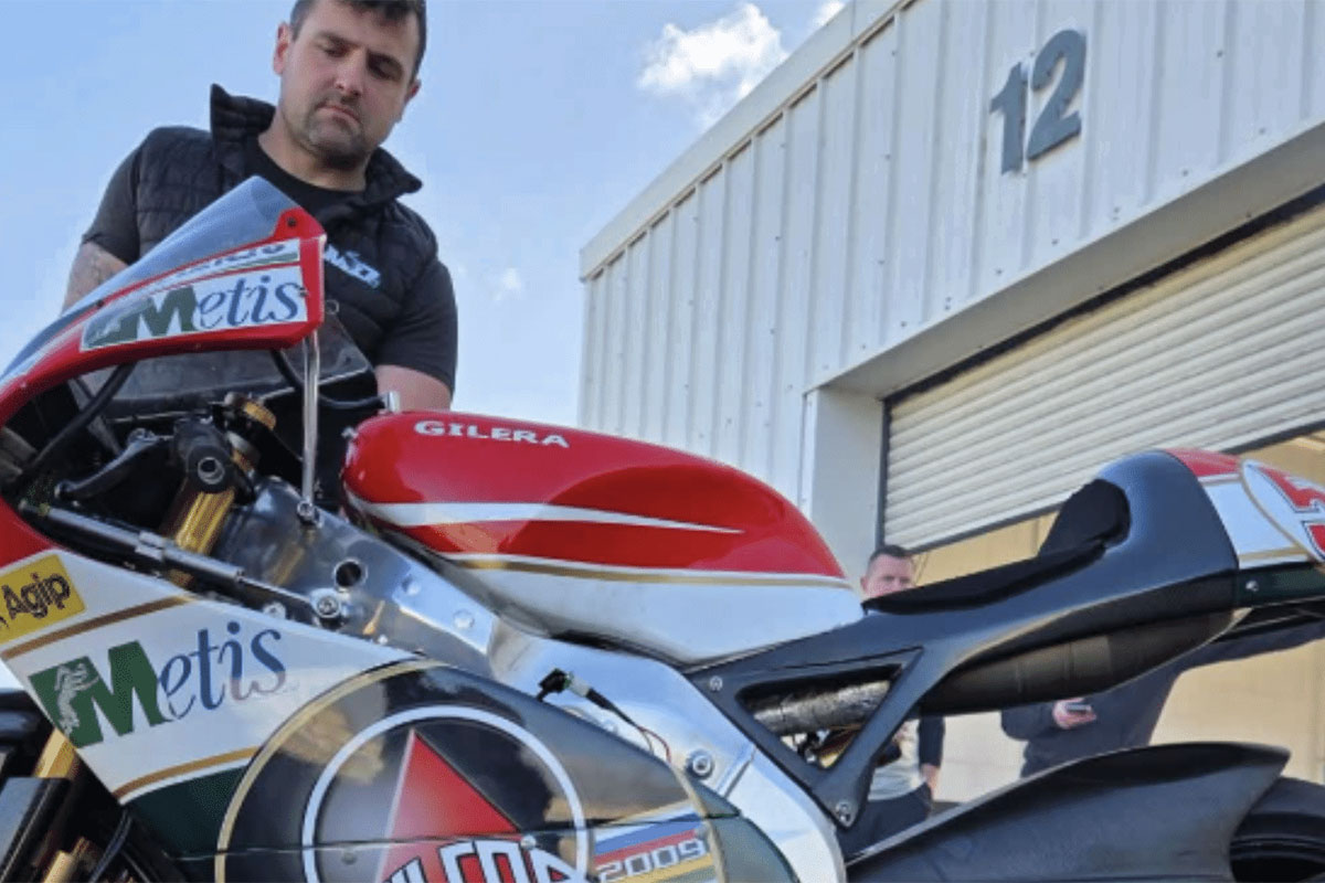 Michael Dunlop 打算用一辆西蒙切利颜色的 Gilera 250 GP 做什么?