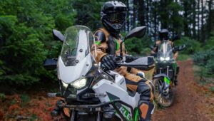 川崎 KLE500 Smartride：现在配备机械自动离合器和无内胎轮胎