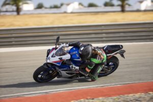 测试铃木 GSX-R1000R 2026