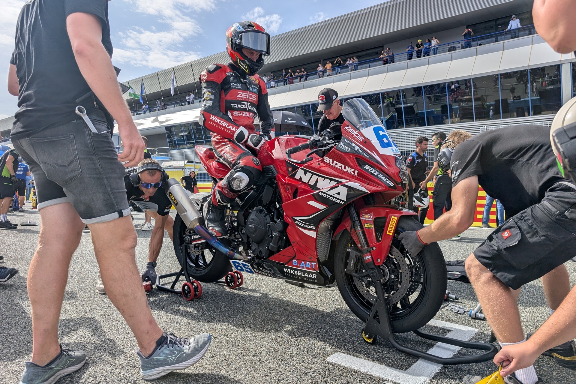 WorldSBK 将赫雷斯变成了摩托车节,比赛具有决定性意义,围场也非常近
