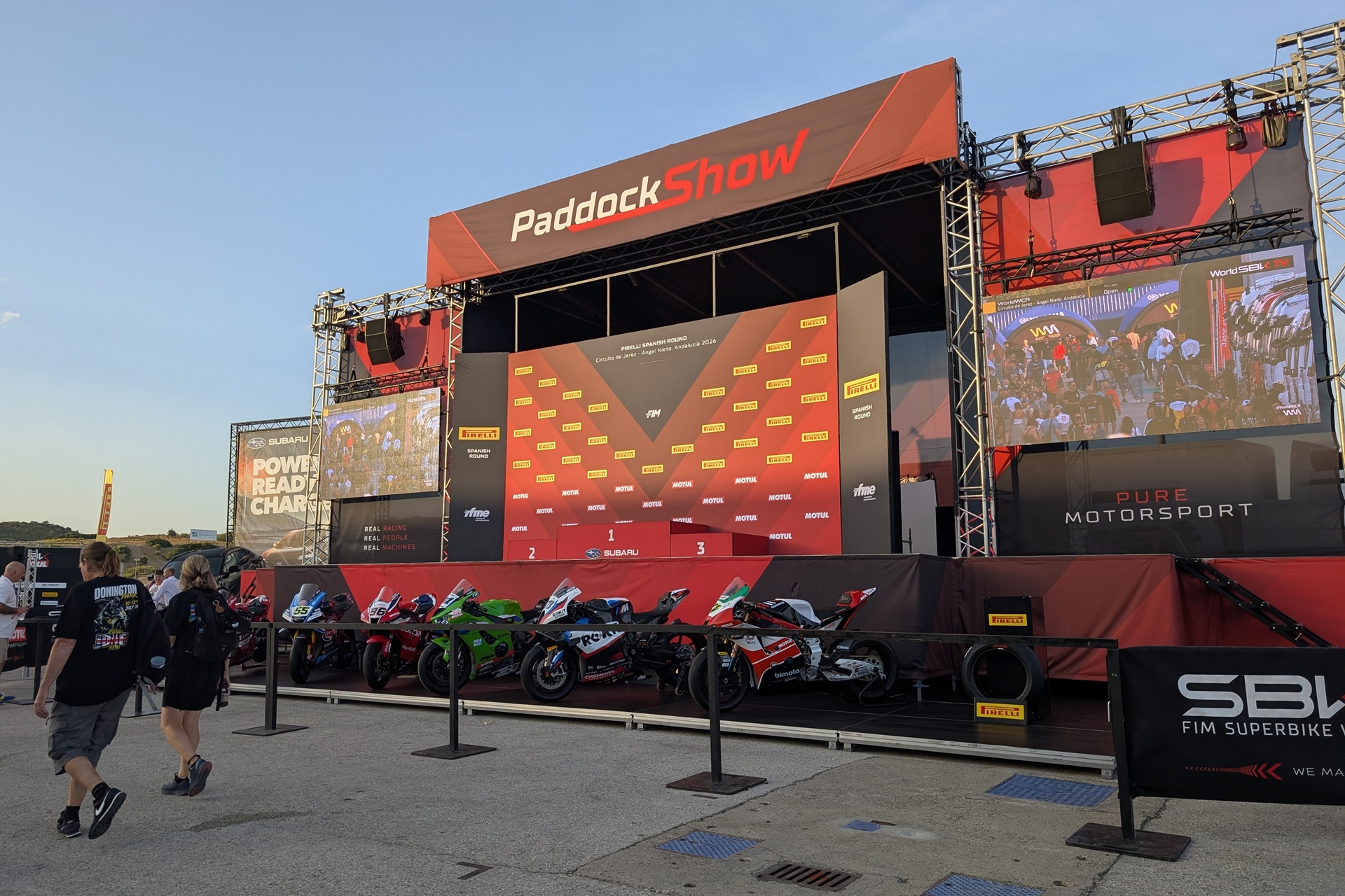 WorldSBK 将赫雷斯变成了摩托车节,比赛具有决定性意义,围场也非常近