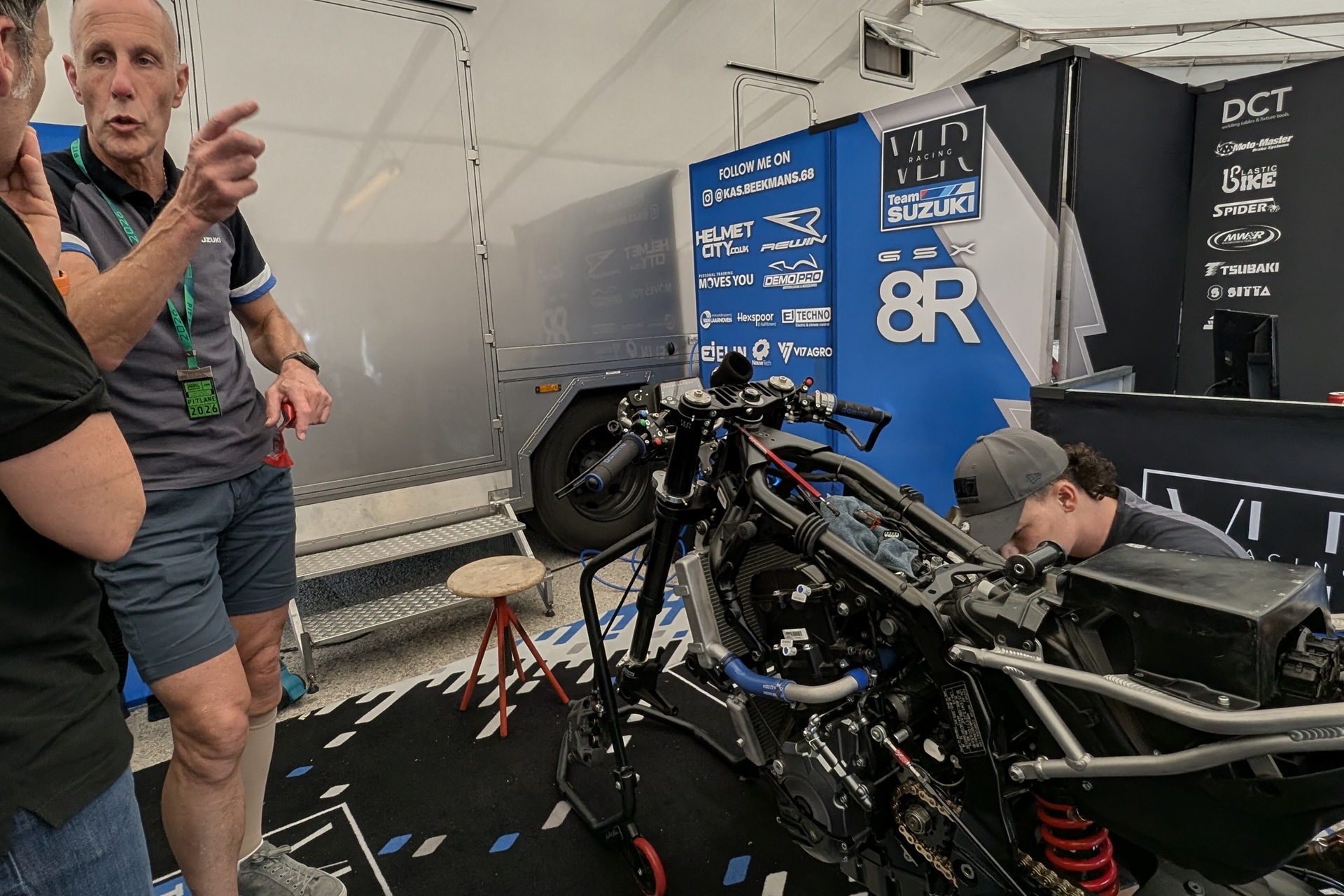 WorldSBK 将赫雷斯变成了摩托车节,比赛具有决定性意义,围场也非常近