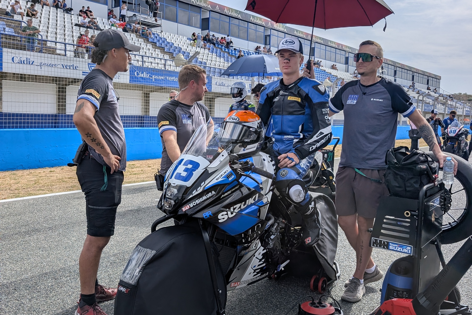 WorldSBK 将赫雷斯变成了摩托车节,比赛具有决定性意义,围场也非常近