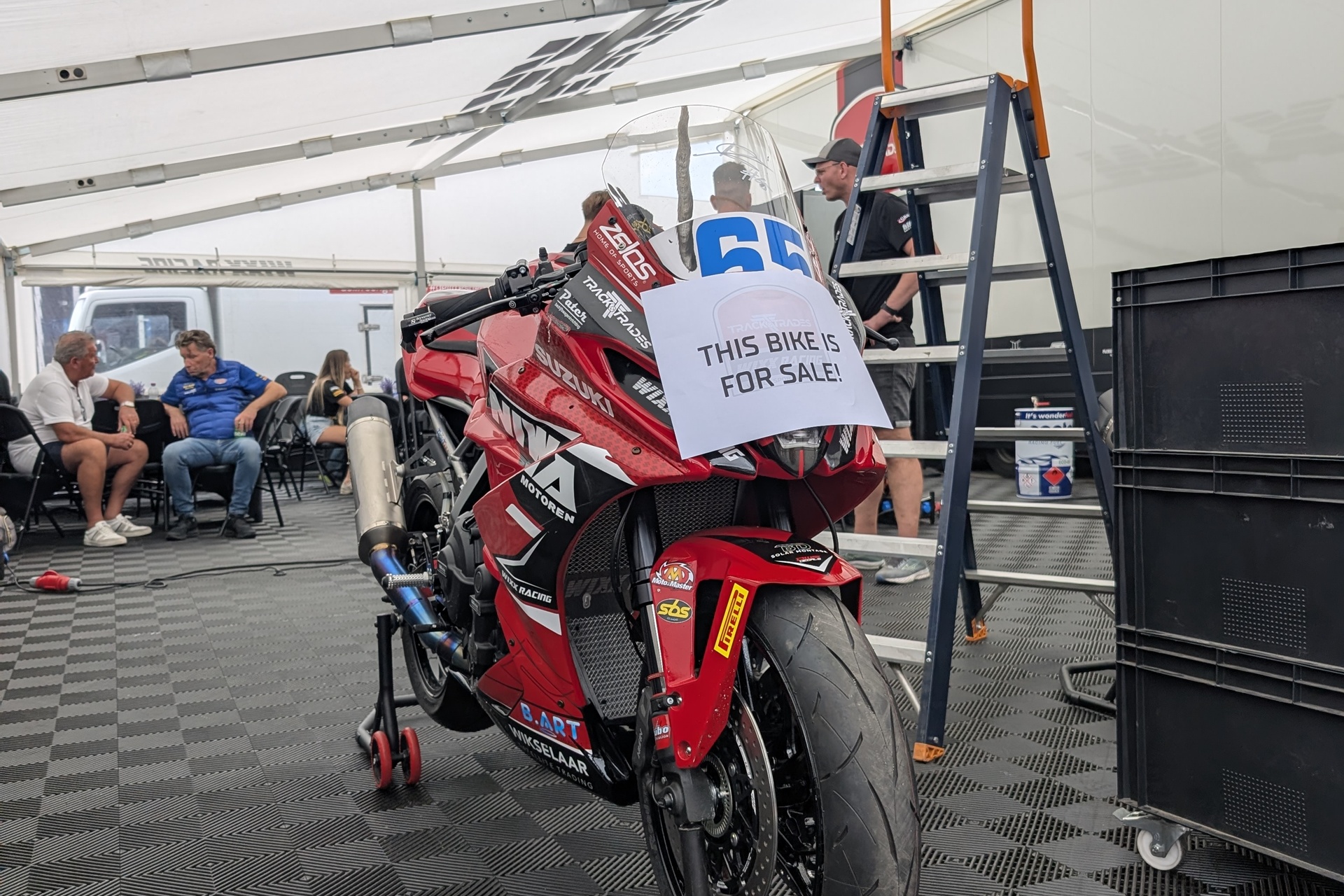 WorldSBK 将赫雷斯变成了摩托车节，比赛具有决定性意义，围场也非常近
