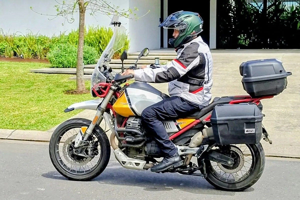 GRIZZLY 211:驾驶 Moto Guzzi V85TT 在乌斯怀亚和拉基亚卡之间尝试行驶近 4,500 公里的纪录
