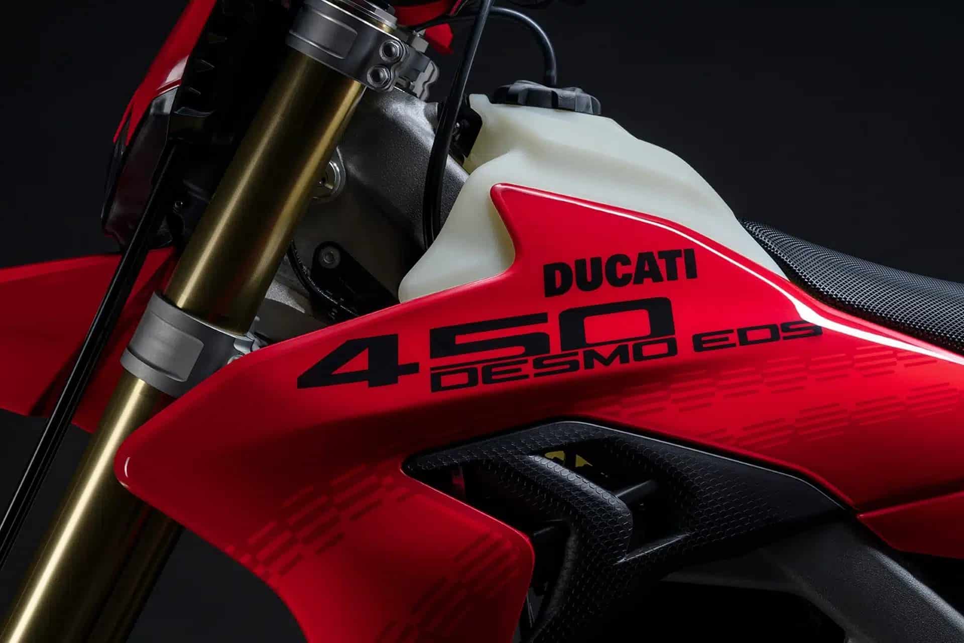 Silvio Sabba 和 Valerio Boni 驾驶杜卡迪 Desmo450 EDS 打破新纪录