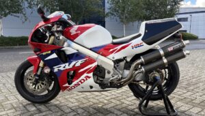 H&H Classics 拍卖中与嘉实多相关的 1997 款本田 RC45 和具有收藏价值的 Triumph Hurricane 明星