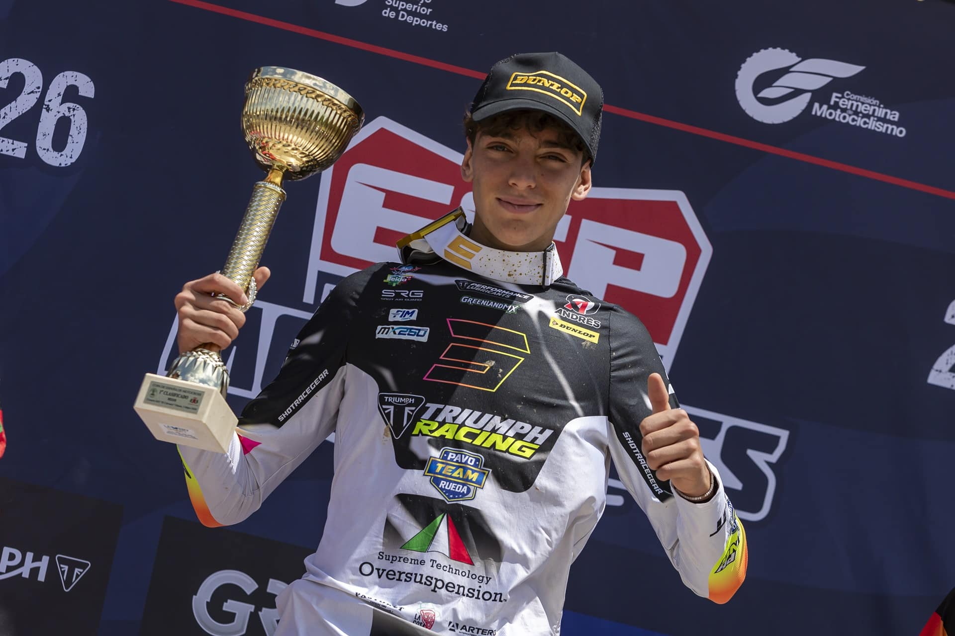 卡洛斯·普拉特 (Carlos Prat) 和 Triumph Racing Pavo Rueda 赢得全国 18 岁以下摩托车越野赛冠军