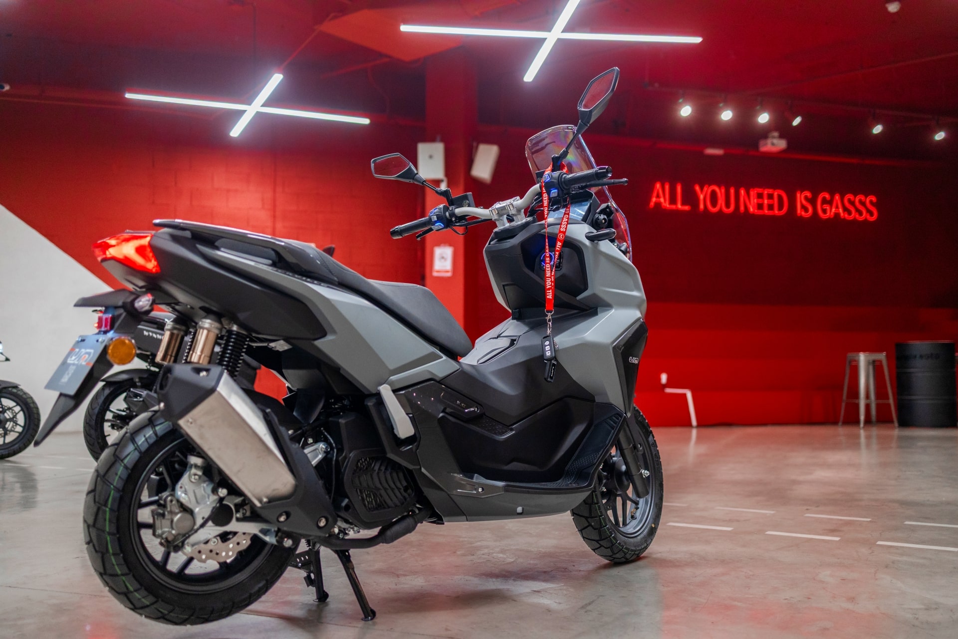 UM 摩托车 Mundimoto 西班牙经销商 2027 年