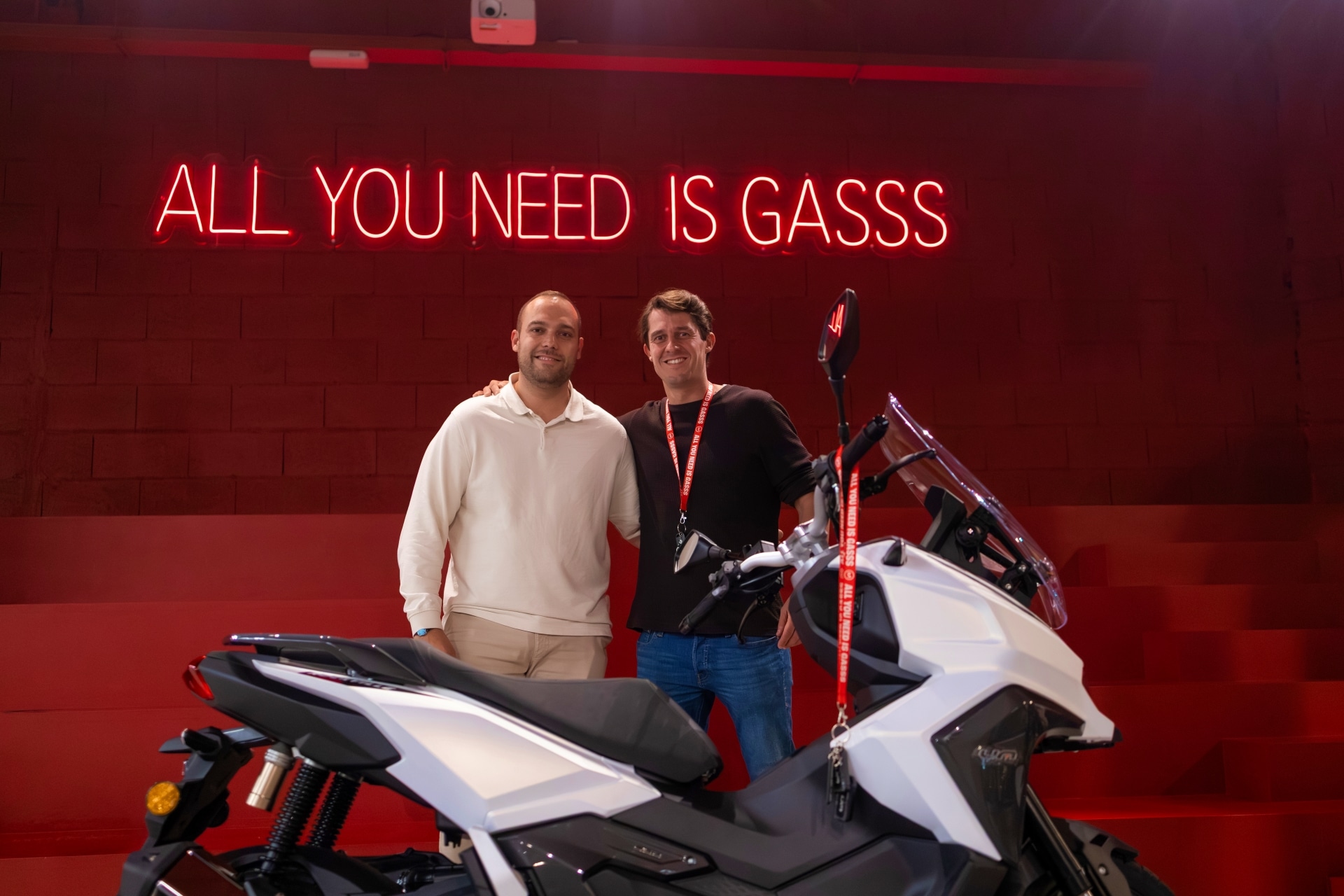 UM 摩托车 Mundimoto 西班牙经销商 2027 年