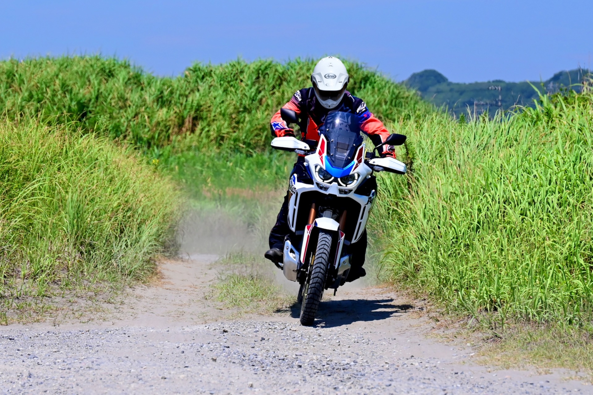 Arai Tour-X5:充满冒险精神的日本工艺