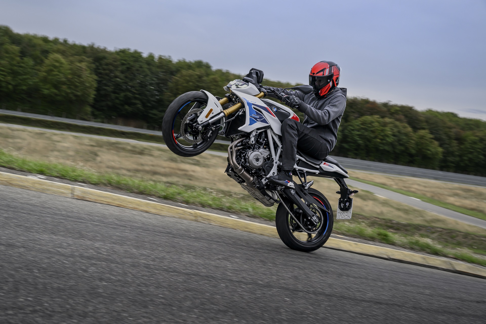 BMW F 450 R:48 马力、175 公斤以及您开始驾驶 A2 所需的一切