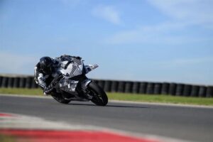 CFMOTO V4 SR-RR 不断发展，大卫·阿隆索和丹尼·霍尔加多已经驾驶它