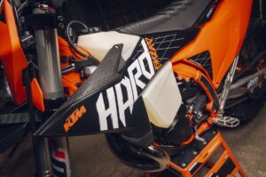 新款 KTM 300 EXC Hardenduro 2027：根据 Factory Racing DNA 开发