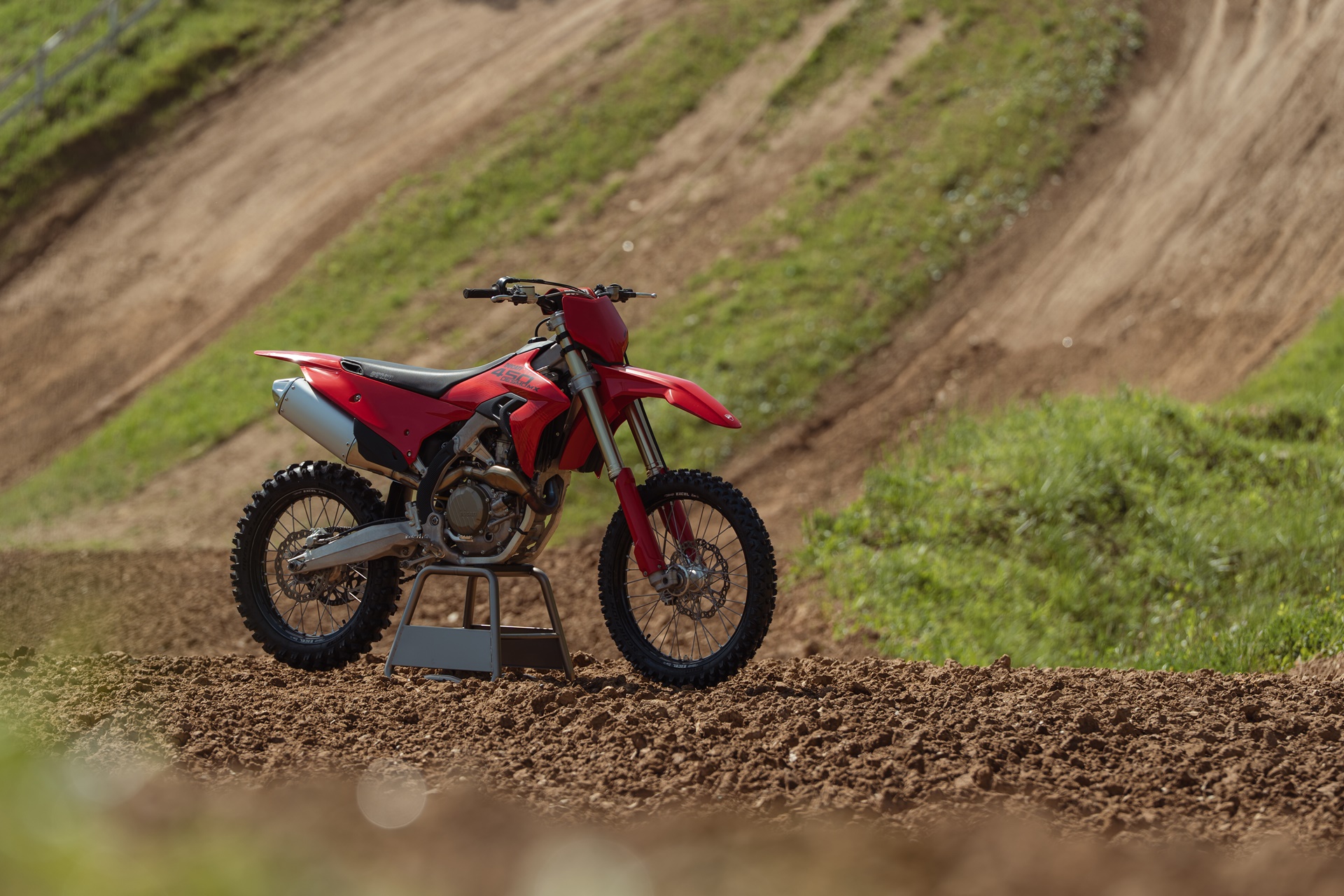 杜卡迪 Desmo450 MX 2027 系列:更多功能和更好的人体工程学设计,可改善骑行体验